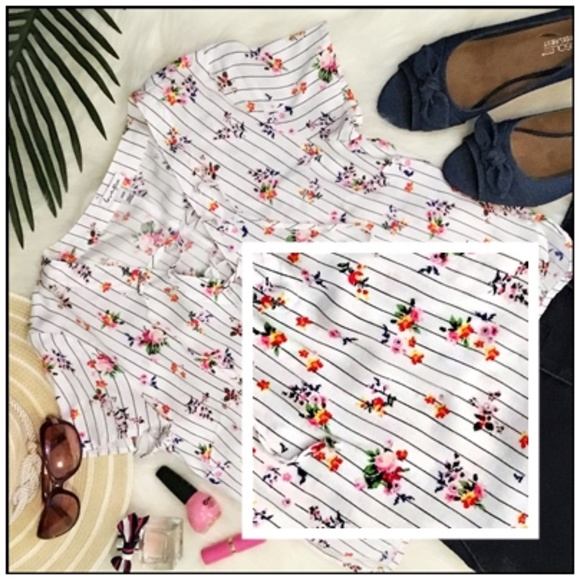 love, Fire Tops - NWOT love, Fire Juniors Floral Popover Top